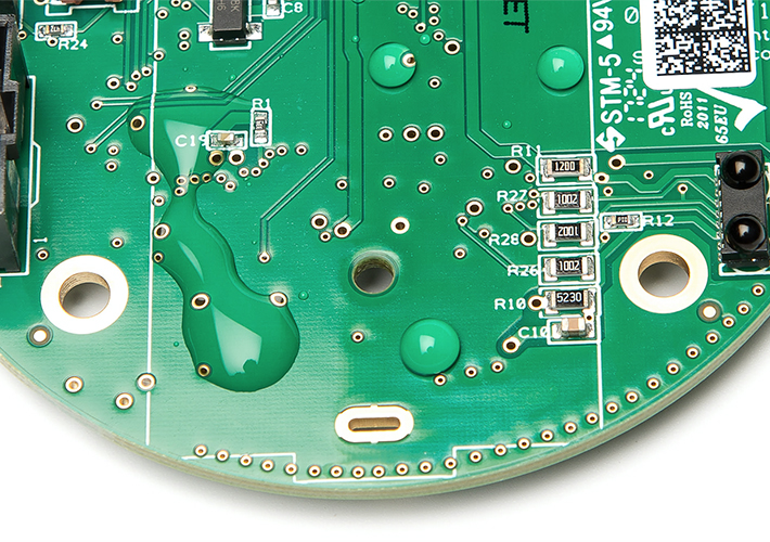 Foto 3M muestra las propiedades de sus revestimientos 3M™ Novec™ para electrónica de automoción y otros sectores.